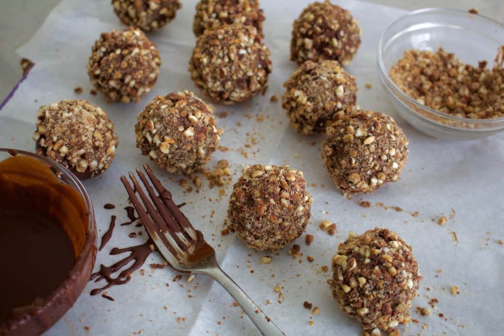 amy-levin-raw-chocolate-how-to-enrobe-cheesecake-bombs